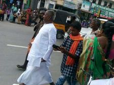 சாலையில் நடப்பது யார்னு பாருங்க.. இதனால்தான் இவர் ராஜா!! 