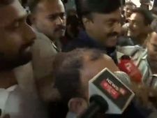 ஊரெல்லாம் போலீஸ் தேடியபோது, வக்கீல் காரை ஹாயாக ஓட்டியபடி  வந்து ஆஜரான ஜனார்த்தன ரெட்டி 
