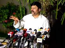 என்னாது! 20 தொகுதி இடைத்தேர்தல்களில் இரட்டை இலையில் அதிமுக போட்டியிடக் கூடாதா? இதென்ன சோதனை 