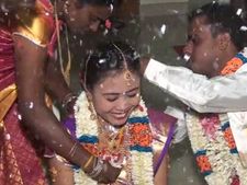 தழைய தழைய பட்டுபுடவை.. தலை நிறைய பூ வைத்து.. பெர்டிலிஸை கைப்பிடித்த முனியாண்டி மகன் கார்த்திகேயன்