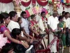 எகிறும் பெட்ரோல் விலை.. புதுமாப்பிள்ளைக்கு சைக்கிளை சீதனமாக கொடுத்த பெண் வீட்டார்! 