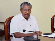 புயலால் பாதிக்கப்பட்ட தமிழக மக்களுக்குத் துணை நிற்போம் - பினராயி விஜயன் 