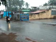நாகை மாவட்டத்தில் வெளுத்து வாங்கும் மழை.. சூறாவளி காற்றும் வீசுகிறது.. எங்கெல்லாம் மழை? 