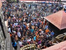 சபரிமலை நோக்கி செல்லும் வலுவிழந்த கஜா.. மழை எச்சரிக்கை.. குழப்பத்தில் பக்தர்கள்! 