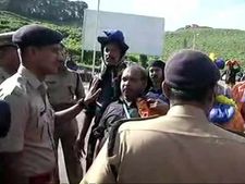 சபரிமலையில் முதல்முறை பெண் போலீசார்.. கேரள அரசு அதிரடி முடிவு.. என்ன நடக்கிறது? 