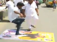 மறு தணிக்கை செய்தாலும் அதிமுக ஆவேசம்.. சேலத்தில் சர்கார் பேனர்கள் கிழிப்பு, தியேட்டர் முற்றுகை 