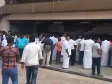 அதிமுகவினரால் ‘சர்கார்' நிறுத்தம்... தாராபுரத்தில் ரசிகர்கள் டிக்கெட் காசை கேட்டு.. வெய்ட்டிங்!! 