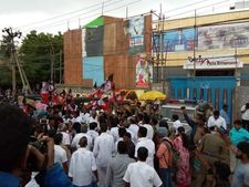 சர்கார் திரையிடப்பட்ட தியேட்டர் முற்றுகை.. எம்எல்ஏ தலைமையில் குவிந்த அதிமுகவினர்.. பதற்றம் 