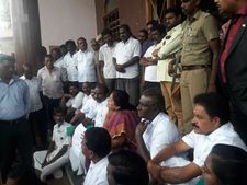 தினகரன் கட்சியினருடன் இணைந்து திடீர் போராட்டத்தில் குதித்த சசிகலா புஷ்பா 