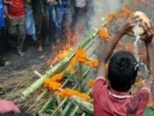 ஊரே ஒன்று கூடி அழுதது... முருகனும் ஊருக்குள் வரவேயில்லை.. இப்படியும் ஜனங்களா?? 