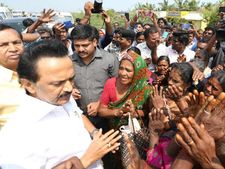 வேதாரண்யத்தில் மு.க.ஸ்டாலின்.. புயலால் பாதிக்கப்பட்டவர்களுக்கு ஆறுதல் கூறினார் 