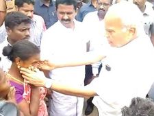 பெண்ணின் கண்ணீரைத் துடைத்து.. தலையைத் தொட்டு ஆறுதல் கூறிய ஆளுநர்! 
