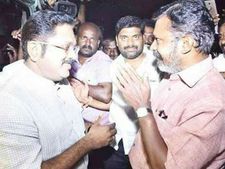 கொத்தமங்கலத்தில் ஒரு ஆச்சரிய சந்திப்பு.. திருமாவளவனும், தினகரனும் கை குலுக்கிய அந்த தருணத்தில்! 