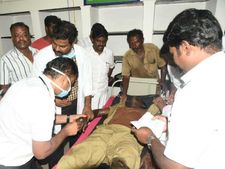 கஜா: புதுக்கோட்டையில் மின்சாரம் தாக்கிய ஊழியர்.. அமைச்சர் மீட்டு மருத்துவமனையில் சேர்த்தும் பலி
