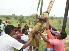 மின்சாரம் தாக்கி மயங்கிய ஊழியர்.. முகத்தை துடைத்து பணிவிடை செய்த அமைச்சர்.. நெகிழ்ச்சி வீடியோ 