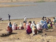தண்ணீர் திருட்டு.. 24 மணி நேரமும் சுழற்சி முறையில் குளத்தை பாதுகாக்கும் கிராம மக்கள்! 