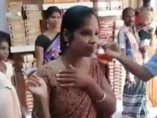 டீசன்ட் லுக்.. கையில் கட்டப் பை.. அடுத்து சரோஜா செஞ்ச காரியத்தை பாருங்க! 