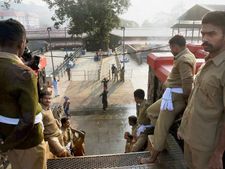 சபரிமலையில் 144 தடை உத்தரவு நீட்டிப்பு...போலீஸ் கெடுபிடியால் கூட்டம் குறைந்தது 
