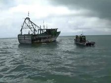 தமிழக மீனவர்களை நடுக் கடலில் விரட்டியடித்து இலங்கை கடற்படை அட்டகாசம் 