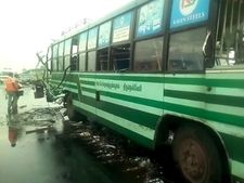 நெல்லை அருகே கோர விபத்து, வேன் , 2 அரசு பேருந்துகள் மோதல் - 6 பேர் பலி 