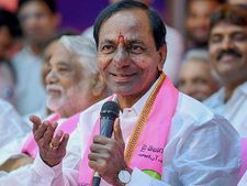 தொடங்கியது 2-வது இன்னிங்ஸ்.. தெலுங்கானா முதல்வராக பதவியேற்றார் சந்திரசேகர ராவ்! 