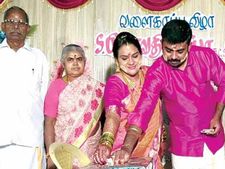 வளைகாப்பு நிகழ்ச்சி.. வந்த மொய் பணத்தை கஜா புயலுக்கு வாரி வழங்கிய தம்பதி.. சேலத்தில் நெகிழ்ச்சி 