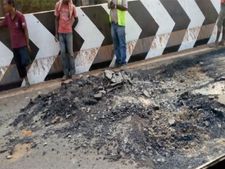  220 கோடியைக் கொண்டு போய் கொட்டி கட்டிய பாலம்.. ஜல்லி ஜல்லியா பேந்து போச்சே!