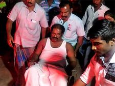 கேட் கீப்பரை அதிமுக எம்.பி. அடித்தாரா.. திண்டுக்கல்லில் பரபரப்பு.. மருத்துவமனையில் எம்.பி! 