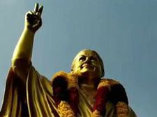இரவோடு இரவாக திடீரென திறக்கப்பட்ட ஜெயலலிதா சிலை.. தஞ்சையில் பரபரப்பு 