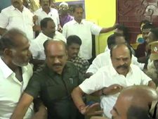 அரசியல்ல இதெல்லாம் சாதாரணமப்பா.. கடம்பூர் ராஜு முன் சண்டை போட்ட அதிமுகவினர்.. ஒரே  அடிதடி! 