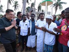 புயல் வேகத்தில் கமல்.. கஜா தாக்கிய நாகையில் 2வது சுற்றுப்பயணம்.. மக்களிடம் குறை கேட்கிறார் 