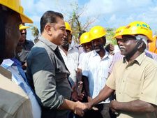 உச்சி வெயிலில் வியர்க்க விறுவிறுக்க வேலை செய்த மின் ஊழியர்கள்.. கை குலுக்கி பாராட்டிய கமல் 