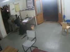 டூட்டியில் இருந்த பெண் போலீஸுக்கு சரமாரி முத்தம்... எஸ்.ஐ மீது பாய்ந்தது வழக்கு 