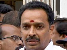 அதே மாதிரி கொண்டை, க்ளோஸ் நெக் ஜாக்கெட்.. எம்.ஆர். விஜயபாஸ்கர் தாக்கு 