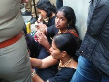 பம்பையில் பரபரப்பு.. சென்னையைச் சேர்ந்த 11 பெண்கள் தடுத்து நிறுத்தம்.. போலீஸ் குவிப்பு 