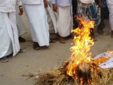 பிரதமர் மோடியின் உருவ பொம்மை எரிப்பு... திருச்சியில் விவசாயிகள் ஆத்திரம்! 