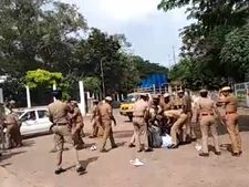 ஸ்டெர்லைட்டை எதிர்த்து மாணவர்கள் போராட்டம்.. ஒரே நிமிடத்தில் அப்புறப்படுத்திய போலீ்ஸ்