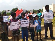 ஸ்டெர்லைட் ஆலையை திறக்க வேண்டாம்  … தூத்துக்குடி ஆட்சியர் அலுவலகம் முன்பு குழந்தைகள் போராட்டம் 