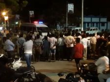 யு.எஸ் பத்திரிக்கையாளருக்கு பேட்டி... போலீஸ் துருவி, துருவி விசாரணை... இரவில் சாலை மறியல் 