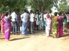வீட்டுக்கதவை தட்டி பெண்களை அழைக்கும் அரை நிர்வாண நபர்.. திருச்சி அருகே கொந்தளிக்கும் கிராமம் 