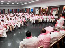 119 தெலுங்கானா எம்எல்ஏக்களில் 73 பேர் யார் தெரியுமா.. அதிர வைக்கும் டிஆர்எஸ் 