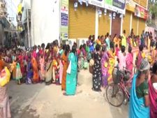 விருதுநகரில்  ரூ. 10-க்கு சேலை.. முண்டியடித்த பெண்கள்.. டோக்கன் கொடுத்தவருக்கு மூச்சுத் திணறல் 