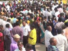 பட்டாசு ஆலைகளை உடனே திறக்க வேண்டும்.. ஆயிரக்கணக்கில் கூடி போராடும் மக்கள்.. குலுங்கிய விருதுநகர் 