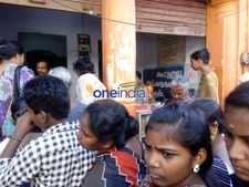 பொங்கல் பரிசு தொகுப்பை இரவு வரை காத்திருந்து  பெற்ற சேலம் மக்கள் 