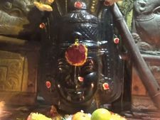 மாரியாத்தா கண் திறந்துச்சாமே.. கருவிழியெல்லாம் தெரிந்ததாக பக்தர்கள் வியப்பு.. வேலூரில் பரபரப்பு 