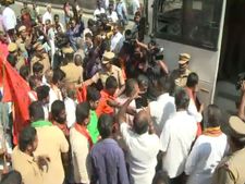 கோவையில் இந்து மக்கள் கட்சியினர் ஆர்ப்பாட்டம்... கேரளா அரசிற்கு எதிராக கோஷம் 