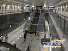 மெட்ரோ எஸ்கலேட்டரிலிருந்து நழுவி சாலையில் விழுந்து அடிபட்ட குழந்தை.. பெங்களூரில் பரபரப்பு 