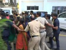சபரிமலைக்குள் பெண்கள் நுழைந்ததற்கு எதிர்ப்பு.. கேரளாவில் பாஜகவினர் போராட்டம்.. போலீஸ் குவிப்பு! 