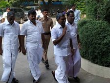 திருவாரூர் இடைத் தேர்தலில் திருப்பம்.. ஸ்டாலின் போட்டியிட வேண்டும்.. பூண்டி கலைவாணன் விருப்பமனு 