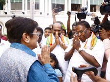 கிரண்பேடி வைத்த பார்ட்டி.. டீ குடிக்க வந்த நாராயணசாமி.. ஆனால் எதிர்க்கட்சிகள் புறக்கணிப்பு